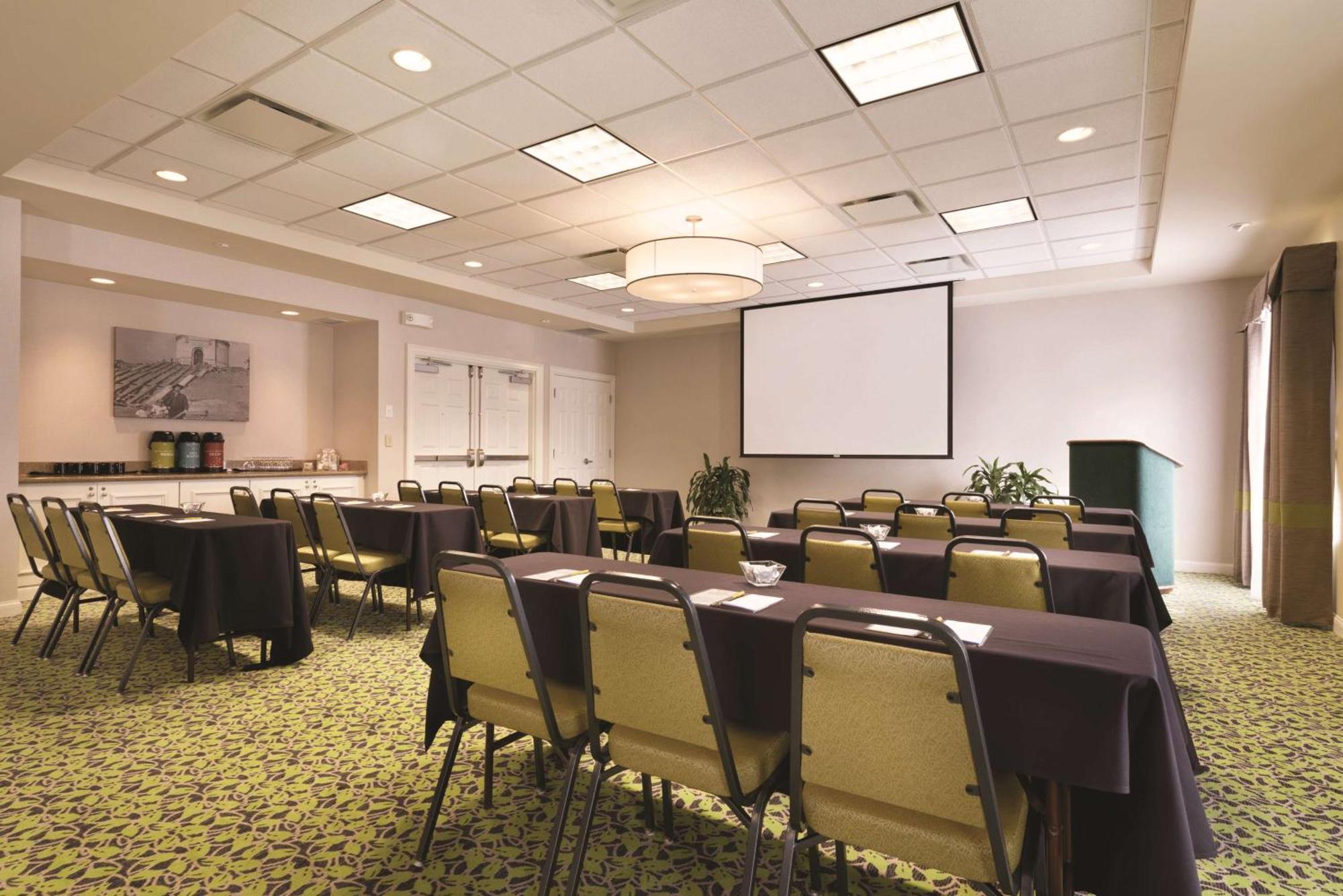 Hilton Garden Inn Akron-Canton Airport Норт-Кантон Экстерьер фото