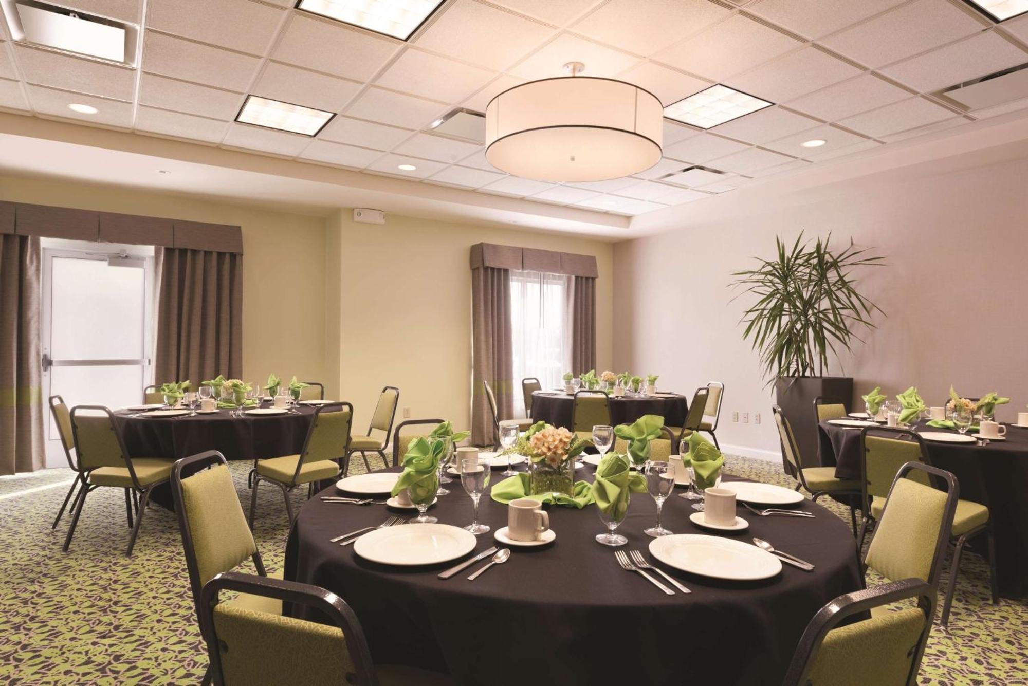 Hilton Garden Inn Akron-Canton Airport Норт-Кантон Экстерьер фото