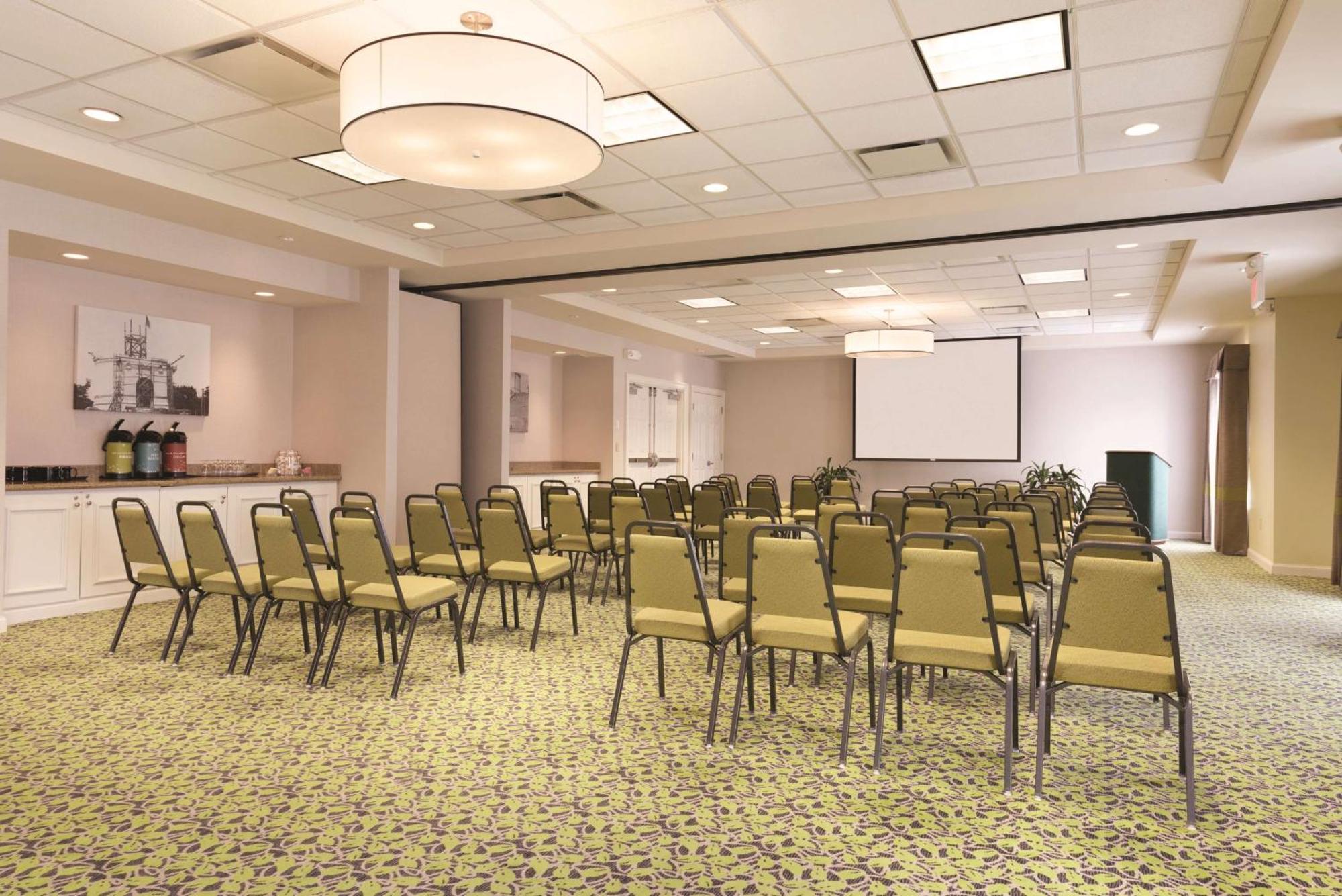 Hilton Garden Inn Akron-Canton Airport Норт-Кантон Экстерьер фото
