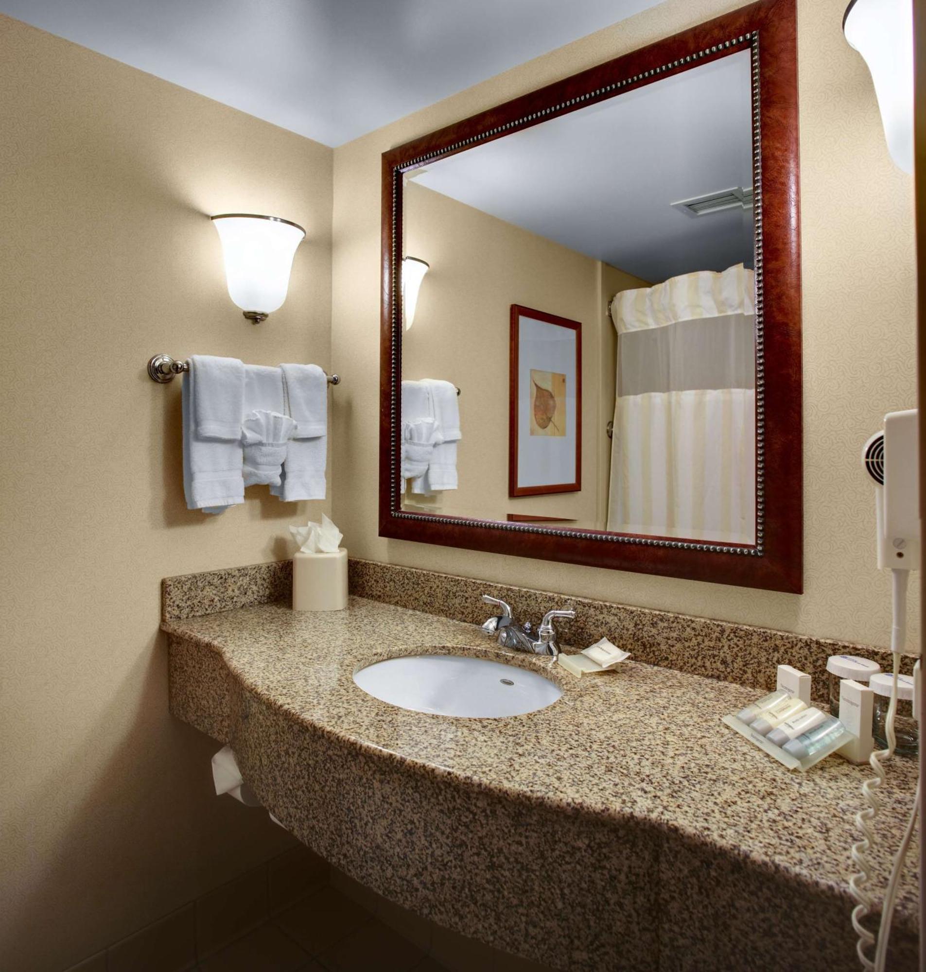 Hilton Garden Inn Akron-Canton Airport Норт-Кантон Экстерьер фото